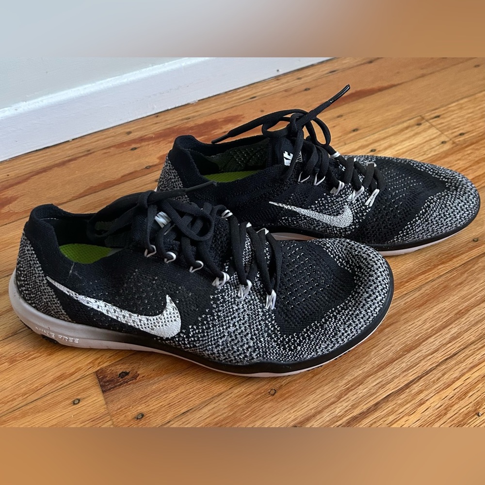 Nike sneakers lightweight